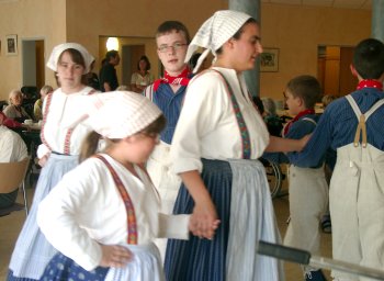 Die Kinder- und Jugendlichen der TVG Starkenburg nach der Aufführung