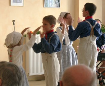 Die Kinder- und Jugendlichen der TVG Starkenburg nach der Aufführung