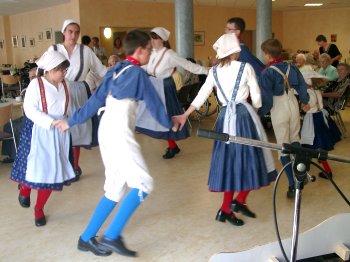 Die Kinder- und Jugendlichen der TVG Starkenburg nach der Aufführung