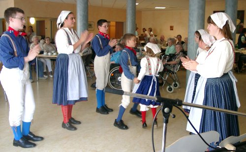 Die Kinder- und Jugendlichen der TVG Starkenburg nach der Aufführung