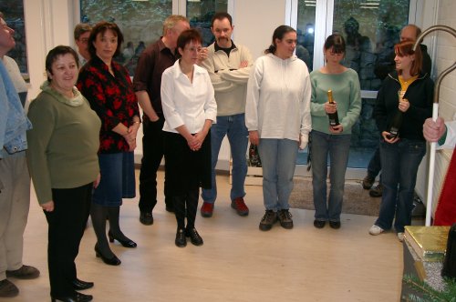 Erwachsene während dem Beschenken