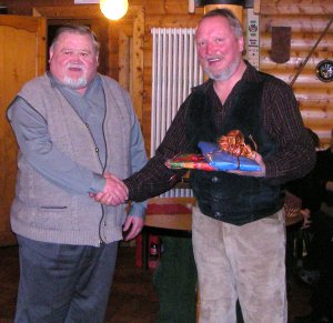 Thomas Maul begrüßt Bernd Schäfer aus Schlitz