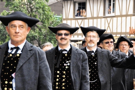 Trachtenträger beim Burgfestumzug