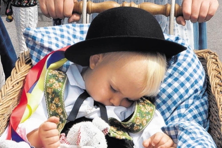 Trachtenträger beim Burgfestumzug